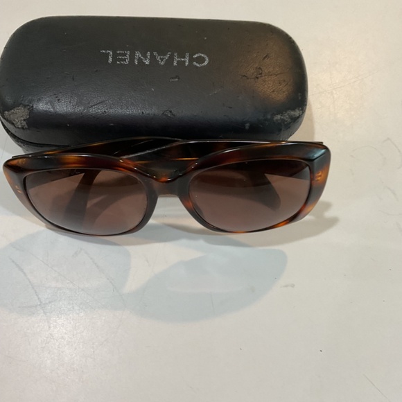 Chanel tortoise sunglasses with black Chanel case - Picture 2 of 12